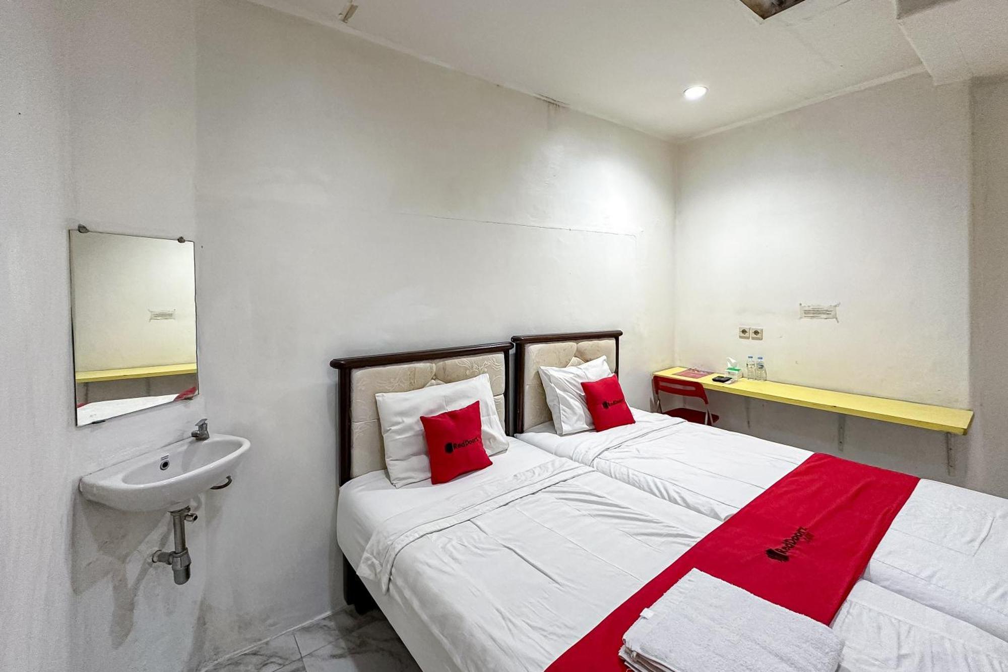 Reddoorz At Taman Galaxy Bekasi Hotel Exterior photo