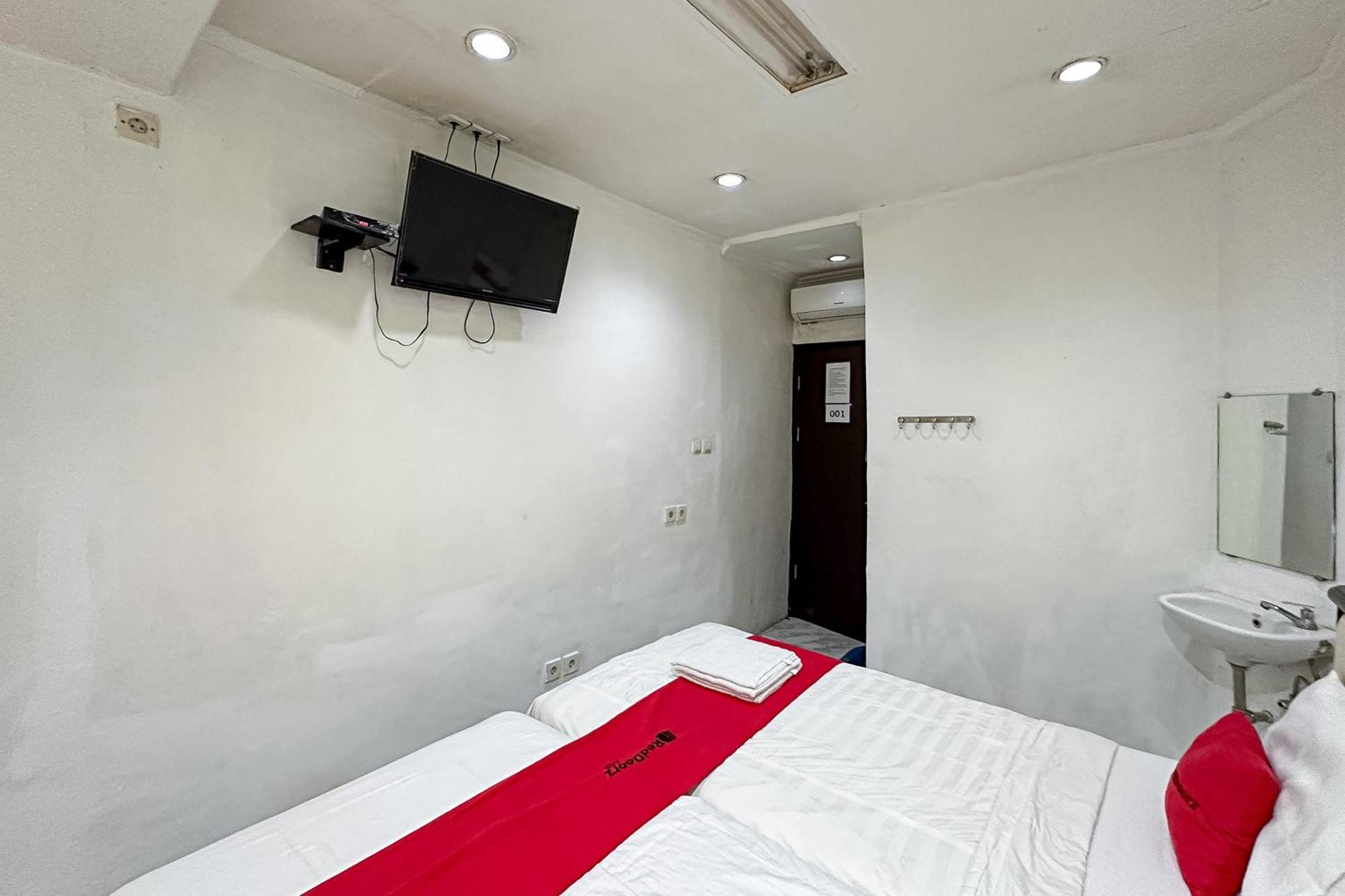 Reddoorz At Taman Galaxy Bekasi Hotel Exterior photo