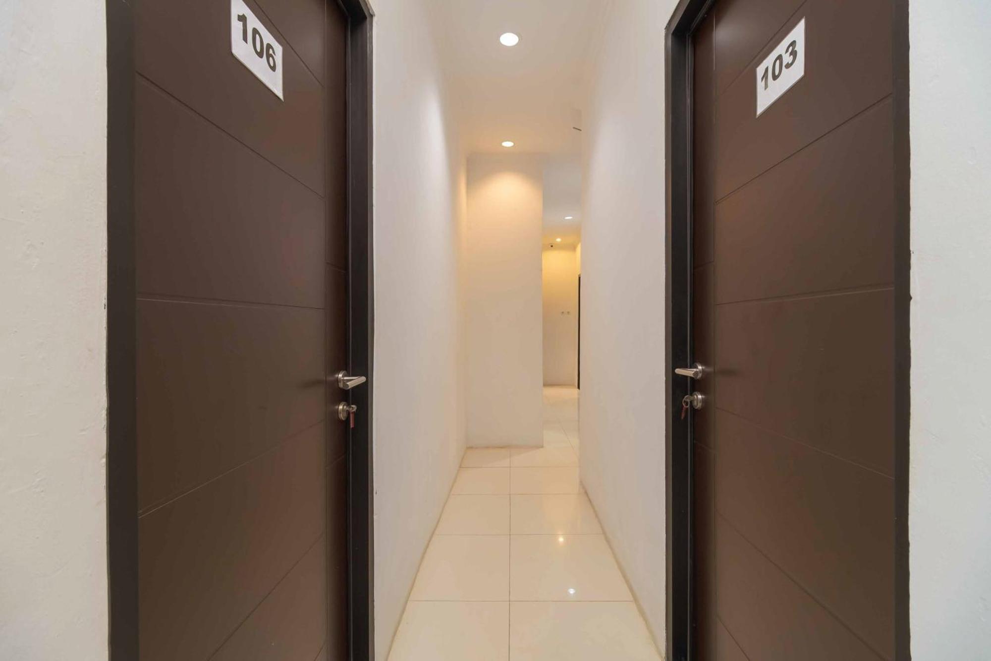 Reddoorz At Taman Galaxy Bekasi Hotel Exterior photo